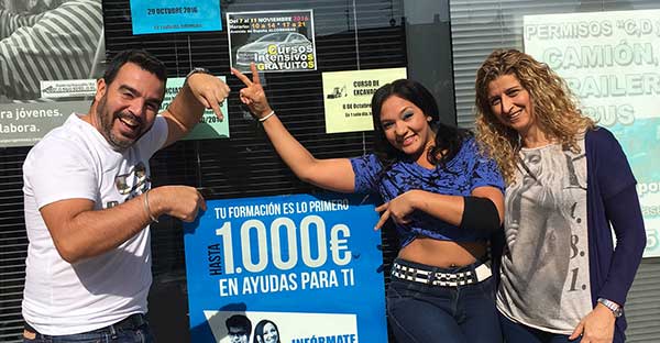 Cruz María Carmona, de autoescuela Chaparral, ganadora de la ayuda de la Editorial CNAE