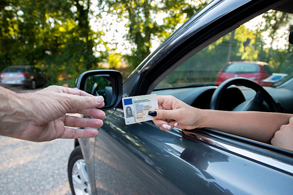 Ofrecer el permiso de conducir a cambio de dinero es un vulgar intento de estafa