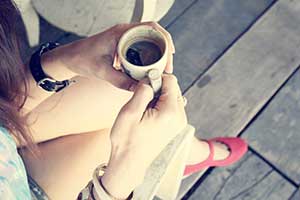 Chica tomando café