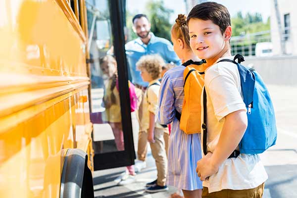 CNAE sugiere una formación específica para los acompañantes en los autobuses escolares