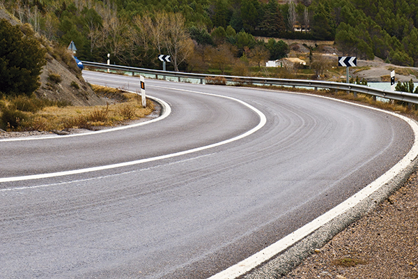 Las autoescuelas solicitan un mínimo de kilómetros obligatorio en vías convencionales, durante la formación práctica