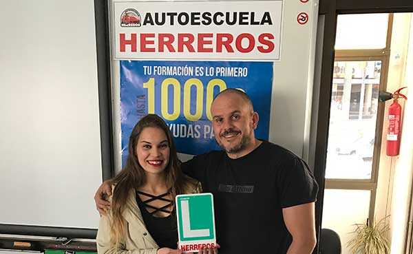 Laura Pérez, alumna de autoescuela Herreros, es la ganadora del sorteo de febrero de la Editorial CNAE