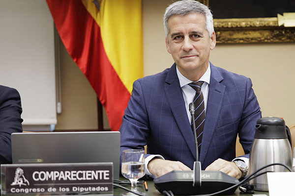 Enrique Lorca traslada al Congreso la asfixia de las autoescuelas por la falta de examinadores