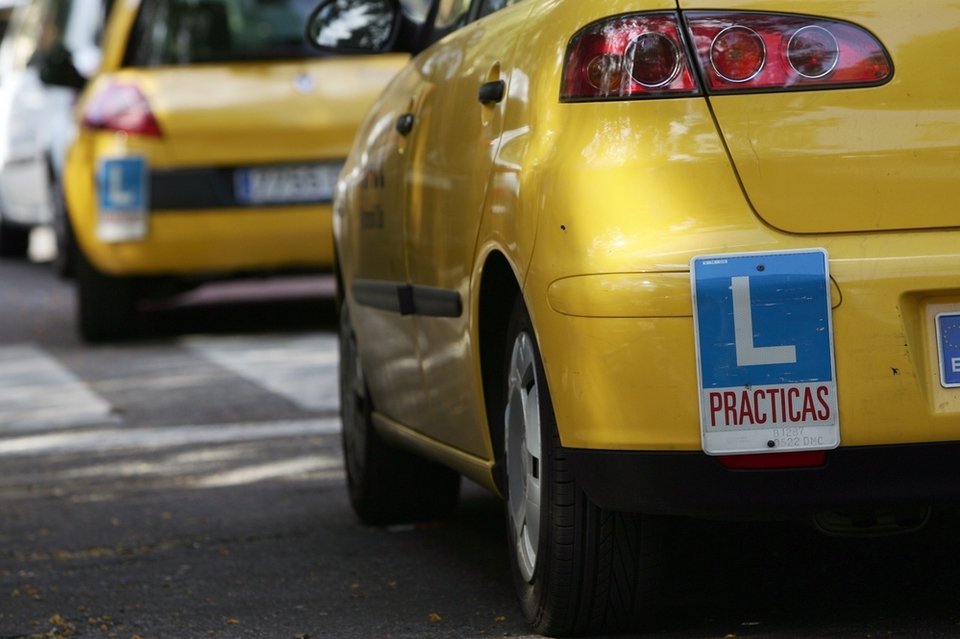 Las autoescuelas de Barcelona denuncian: "Nuestra situación supone un enorme agravio comparativo"