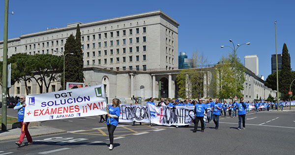 Escasez de examinadores: APAMAD recorrió la Castellana reivindicando más pruebas de circulación