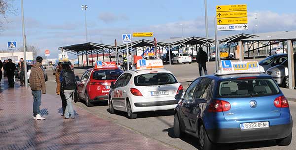 Pruebas de circulación del examen de conducir: una docena de jefaturas acumulan retrasos pese a la temporada baja