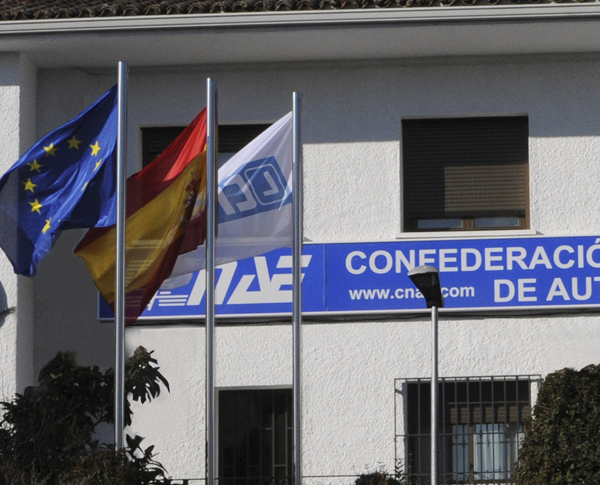 La escasez de examinadores de Tráfico pone en jaque a las autoescuelas