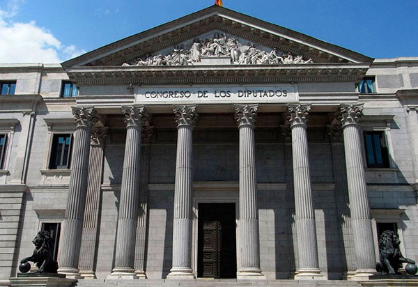 El Congreso insta al Gobierno a que ponga fin a la escasez de examinadores de Tráfico