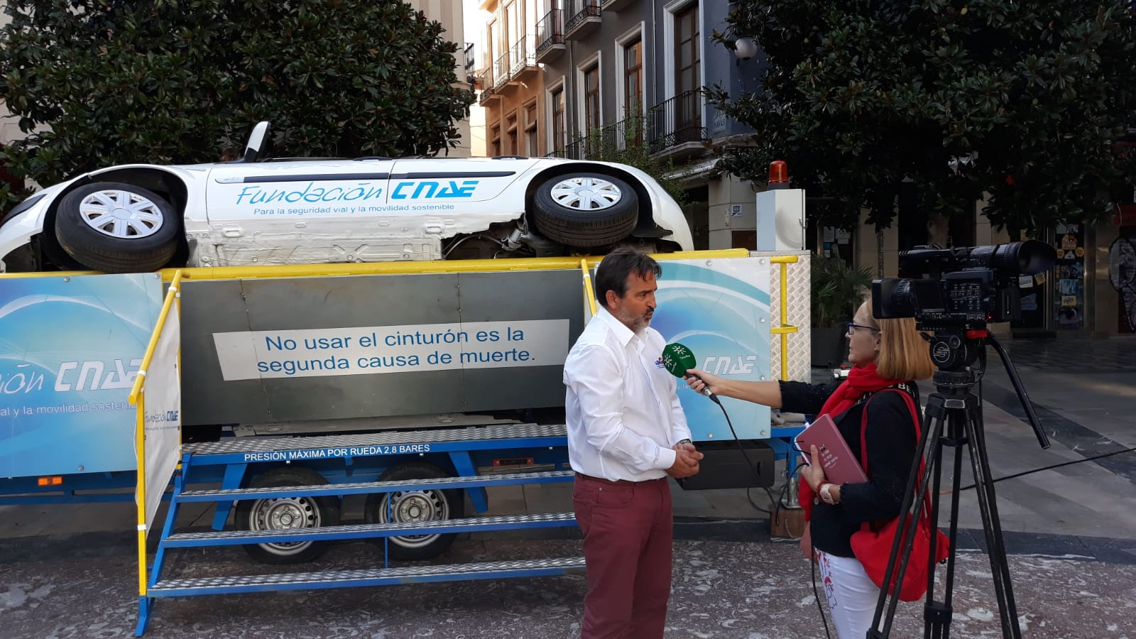 Los políticos prueban el simulador de vuelco de Fundación CNAE en Granada