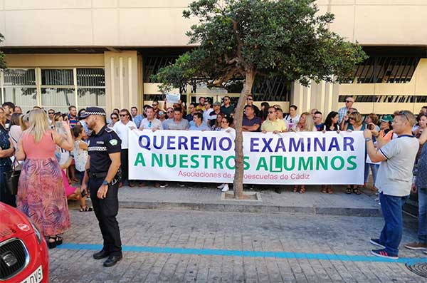 Las autoescuelas de Cádiz demandan un servicio de exámenes digno