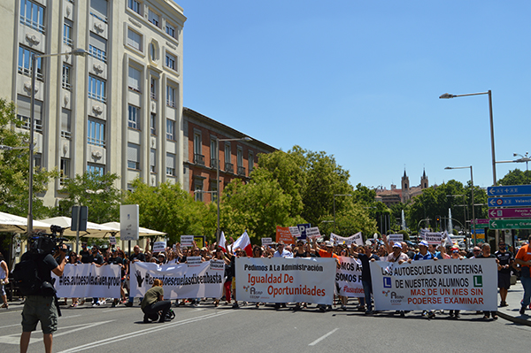 Autoescuelas de todo el país dicen basta ante el Congreso de los Diputados