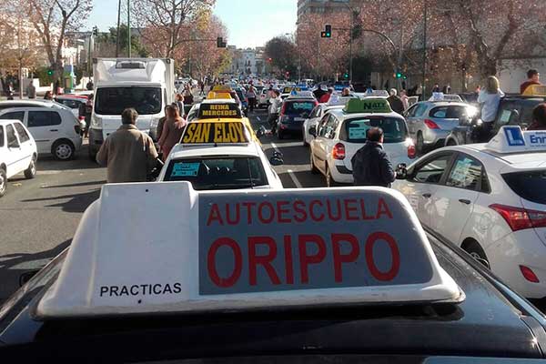 Autoescuelas y alumnos se manifiestan en Sevilla por los retrasos en los exámenes