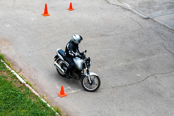 Motocicletas: se pueden usar intercomunicadores en las clases de reciclaje y perfeccionamiento