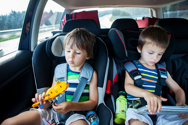 Recomendaciones para que los niños viajen seguros en verano