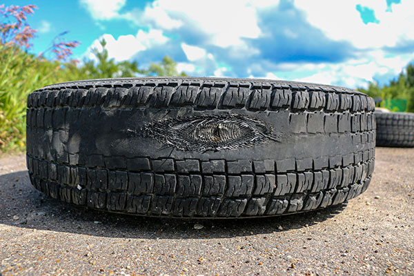 Tengas un neumático desgastado o los cuatro, la multa es la misma