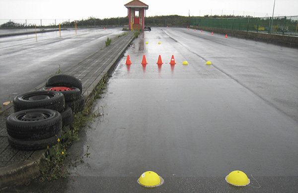Permisos A1 y A2. Tráfico no accede a bajar la velocidad mínima en las pruebas de pista, en caso de lluvia intensa o niebla.