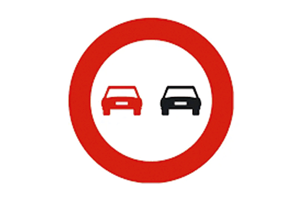 Con esta señalización, ¿es correcto adelantar a una motocicleta de dos ruedas?