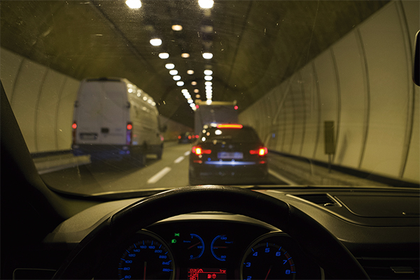 ¿Es correcto circular con el alumbrado denominado «luz de utilización diurna» por un túnel?